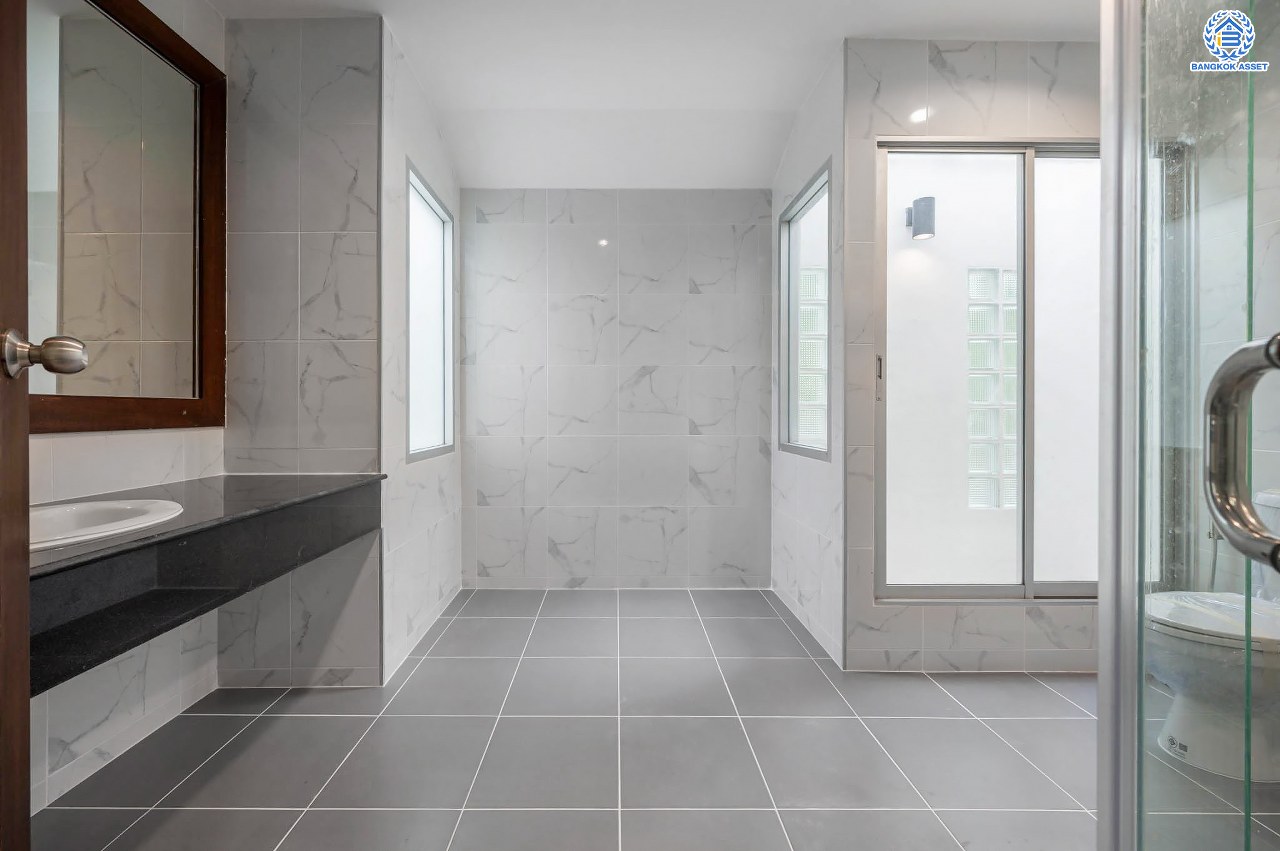 บ้านมือสองตกแต่งใหม่ โครงการ โนเบิล วานา วัชรพล ดีไซน์สุดโดดเด่น เนื้อที่ 101 ตร.ว. ฟังก์ชันจัดเต็ม 3 ห้องนอน 4 ห้องน้ำ 1 ห้องแม่บ้าน จอดรถได้ 2 คัน บนทำเลเดินทางสะดวก ใกล้เซ็นทรัลรามอินทรา, จุดขึ้นทางด่วน "สุขาภิบาล5-1" และรถไฟฟ้าสายสีชมพู "สถานีวัชรพล"